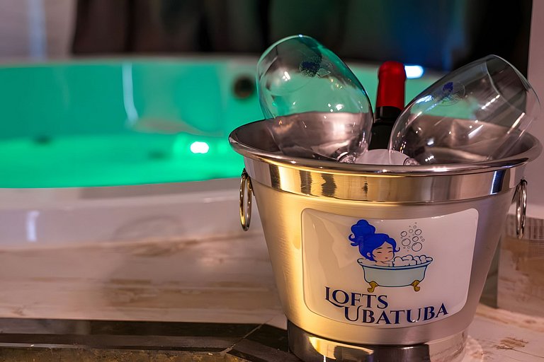 Loft Romântico com Hidro Aquecida a Passos do Mar